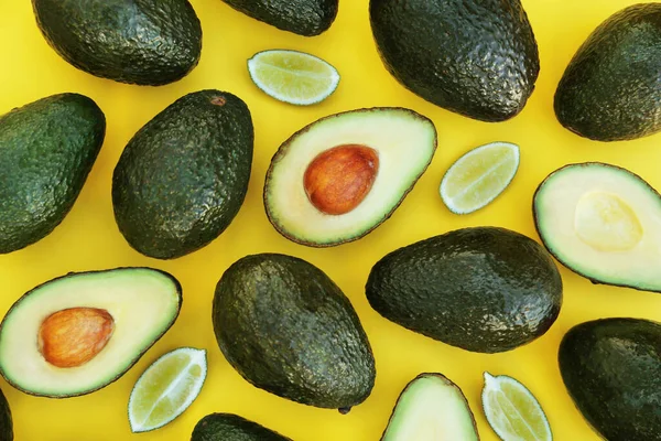 Veel Vers Geheel Gesneden Avocado Met Limoenen Gele Achtergrond Plat — Stockfoto