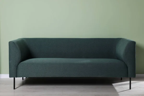 Bequemes Sofa Der Nähe Der Hellgrünen Wand Drinnen — Stockfoto