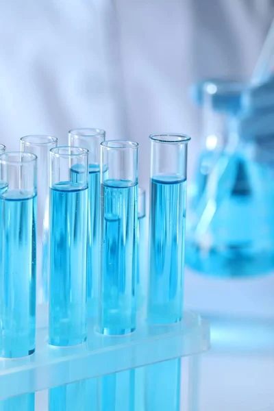 Wetenschapper Met Kolf Buurt Van Reageerbuizen Met Lichtblauwe Vloeistof Selectieve — Stockfoto