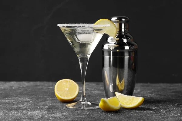 Martini Glas Verfrissende Cocktail Met Citroen Ijsblokje Nabij Shaker Zwarte — Stockfoto