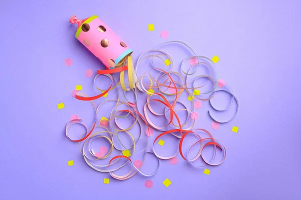 Красивая Змея Конфетти Вырываются Партии Поппер Фиолетовом Фоне Плоский Лежал — стоковое фото