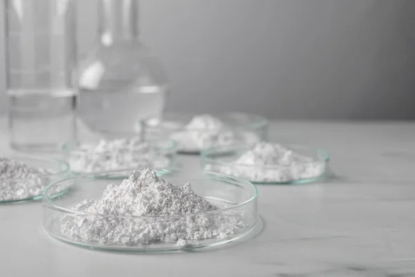 Beyaz Zemin Üzerinde Kalsiyum Karbonat Tozu Olan Bir Sürü Petri — Stok fotoğraf