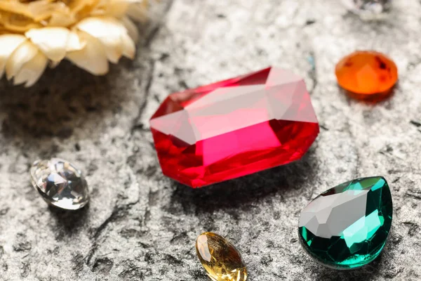 Taş Yüzeydeki Mücevherler Için Farklı Güzel Taşlar Yakın Plan — Stok fotoğraf