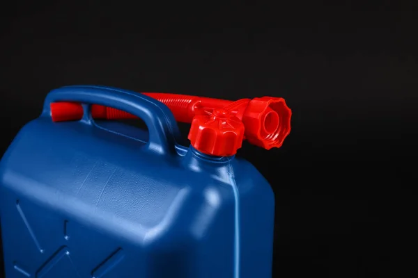 Blå Plastbehållare Svart Bakgrund Närbild — Stockfoto