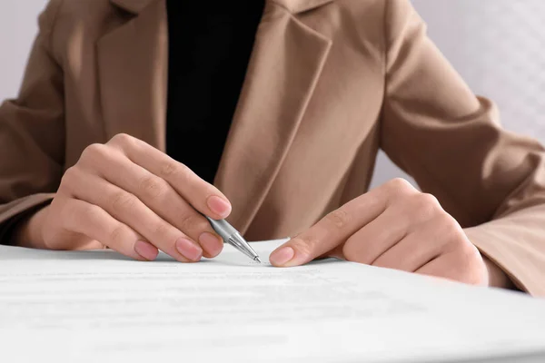 Женщина Подписывает Документ Ручкой Вид Крупным Планом — стоковое фото