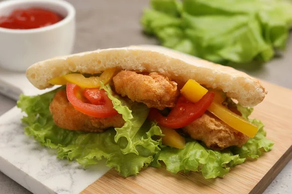 Läcker Vitasmörgås Med Stekt Fisk Peppar Tomater Och Sallad Bordet — Stockfoto