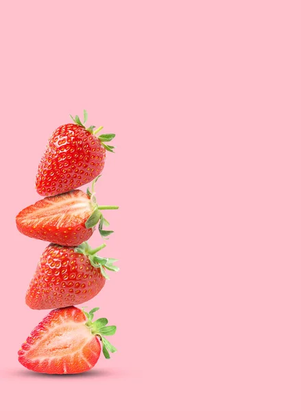 Montón Fresas Frescas Sobre Fondo Rosa Espacio Para Texto — Foto de Stock