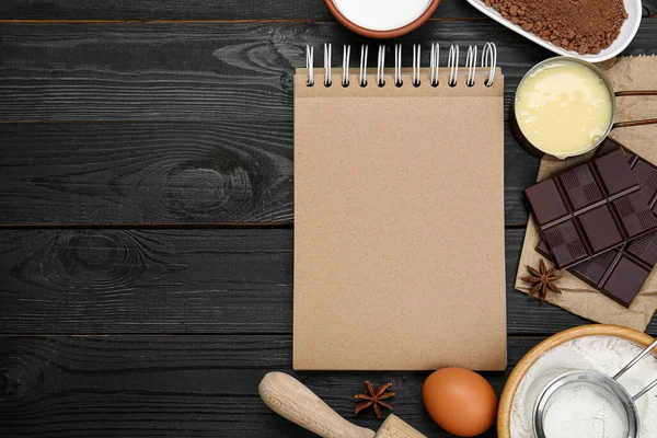Λευκό Βιβλίο Συνταγών Και Διαφορετικά Συστατικά Μαύρο Ξύλινο Τραπέζι Επίπεδο — Φωτογραφία Αρχείου