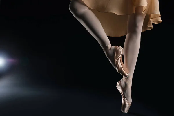 黒の背景で踊っている点状の靴のバレリーナ クローズアップ テキストのスペース — ストック写真