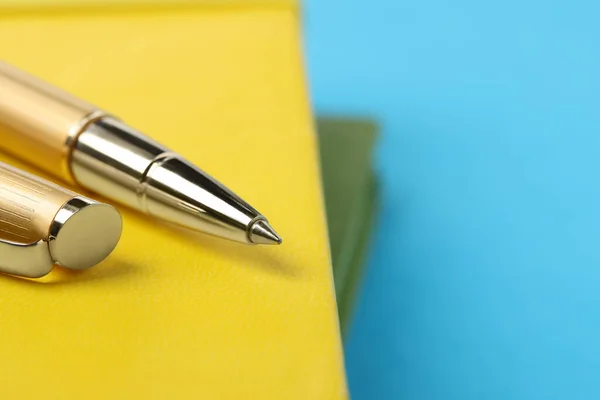 Στυλό Και Κίτρινο Σημειωματάριο Γαλάζιο Φόντο Κοντινό Πλάνο Χώρος Για — Φωτογραφία Αρχείου
