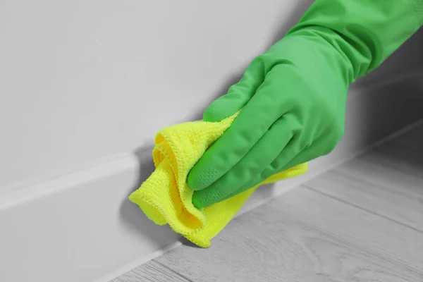 Mulher Luvas Plinto Limpeza Com Pano Dentro Casa Close — Fotografia de Stock