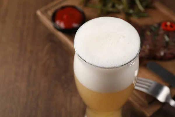 Glas Bier Heerlijke Gebakken Biefstuk Saus Houten Tafel Close Ruimte — Stockfoto