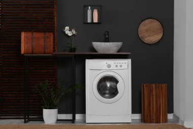 Çamaşır makinesi olan şık bir çamaşır odası. İç tasarım