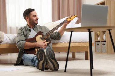 Evde gitar çalan bir müzik öğretmeni var. Hobi zamanı.