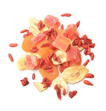 Beyaz arka planda farklı lezzetli kurutulmuş meyve yığınları, üst görünüm