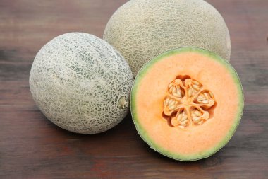 Tahta masada taze olgun kavunlar var.