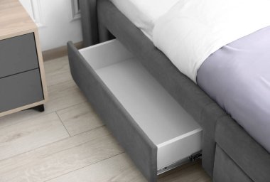 Modern yatak odasındaki yatak için depolama çekmecesi