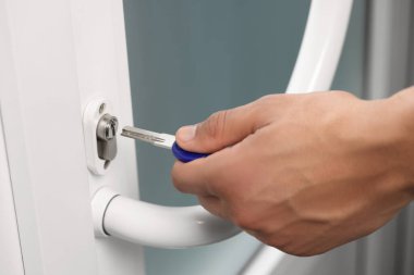 Kilidi açan adam anahtar, yakın görüntü