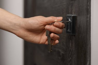 Kadın kapıyı anahtarla açıyor, yakın plan görüntüsü