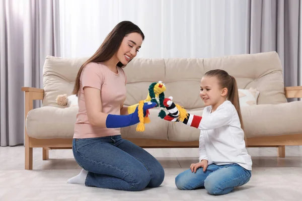 Happy Matka Dcera Hrát Legrační Ponožky Loutky Společně Doma — Stock fotografie
