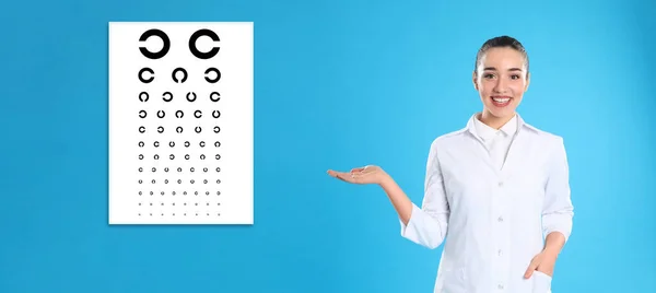 Syntest Oftalmolog Eller Optiker Pekar Ögat Diagram Ljusblå Bakgrund Banner — Stockfoto