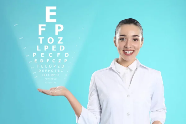 Teste Visão Oftalmologista Optometrista Mostrando Gráfico Ocular Fundo Gradiente Azul — Fotografia de Stock