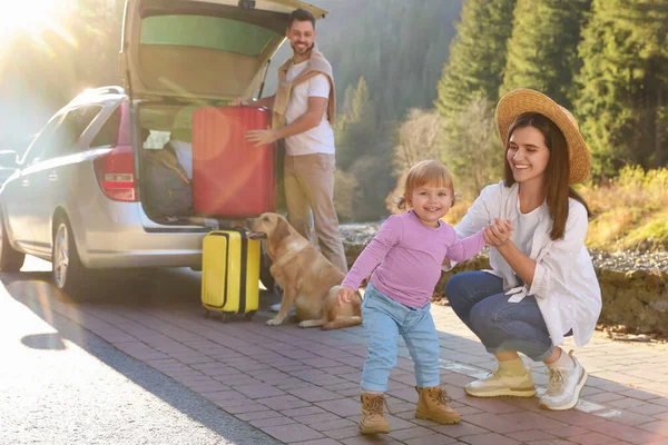 Mother Her Daughter Man Dog Car Outdoors Family Traveling Pet — Stock Photo, Image