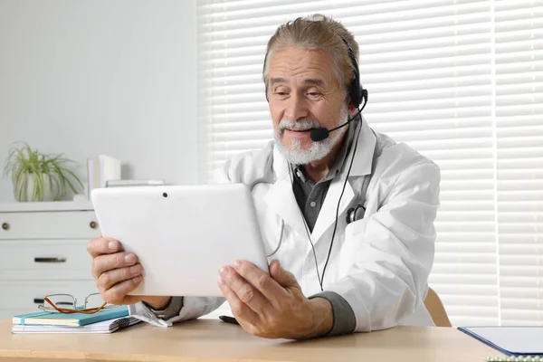 Médico Sênior Feliz Com Paciente Consultoria Tablet Mesa Madeira Clínica — Fotografia de Stock
