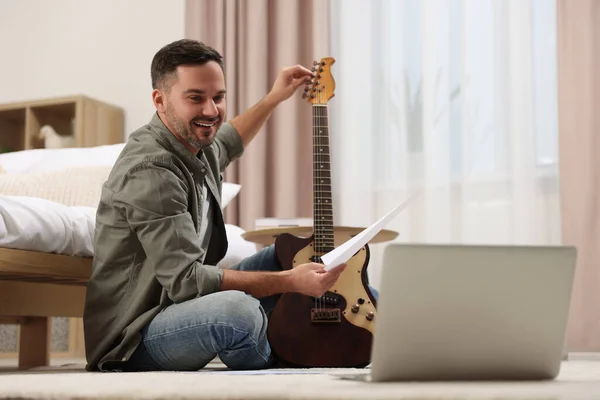 교사는 집에서 온라인 강의를 진행하는 기타를 취미를 — 스톡 사진