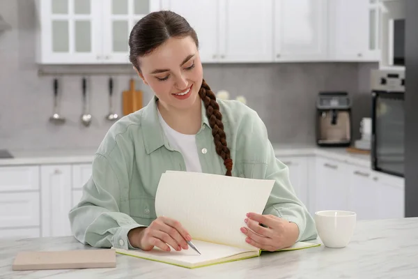 Schöne Junge Frau Schreibt Notizbuch Weißem Marmortisch Drinnen — Stockfoto
