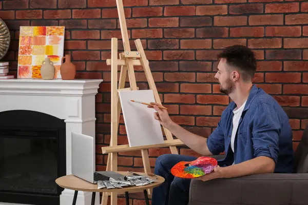 Чоловік Вчиться Малювати Онлайн Курсом Ноутбуці Вдома Час Хобі — стокове фото