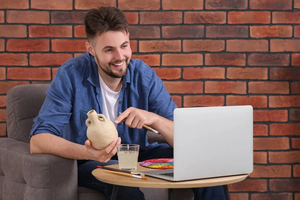 Szczęśliwy Człowiek Pokazując Wazon Gliny Kursie Online Przez Videochat Domu — Zdjęcie stockowe