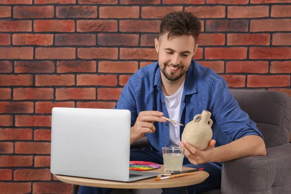 Ευτυχής Άνθρωπος Μαθαίνουν Διακοσμούν Πήλινο Βάζο Ενώ Βλέποντας Online Πορεία — Φωτογραφία Αρχείου