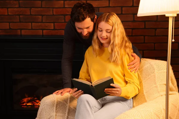 Υπέροχο Ζευγάρι Ανάγνωση Βιβλίο Κοντά Στο Τζάκι Στο Σπίτι — Φωτογραφία Αρχείου