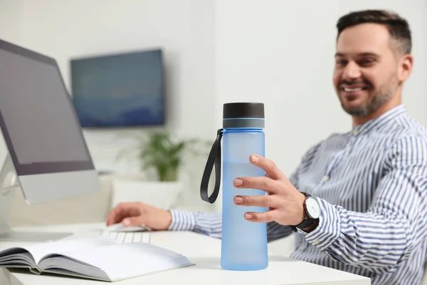 Mann Nimmt Transparente Plastikflasche Wasser Während Der Arbeit Büro Konzentrieren — Stockfoto