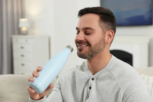 Hombre Bebiendo Botella Termo Azul Claro Interior —  Fotos de Stock