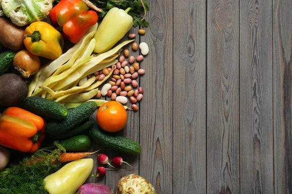 不同的新鲜蔬菜放在木制桌子上 平铺着文字空间 农民收获 — 图库照片