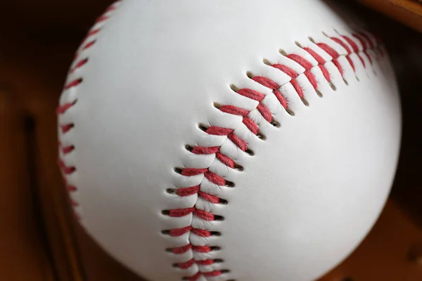 Kožená Baseballová Rukavice Kuličkou Detailní Záběr Sportovní Vybavení — Stock fotografie