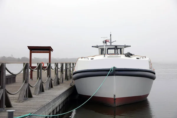 Schilderachtig Uitzicht Houten Pier Met Aangemeerde Boot — Stockfoto