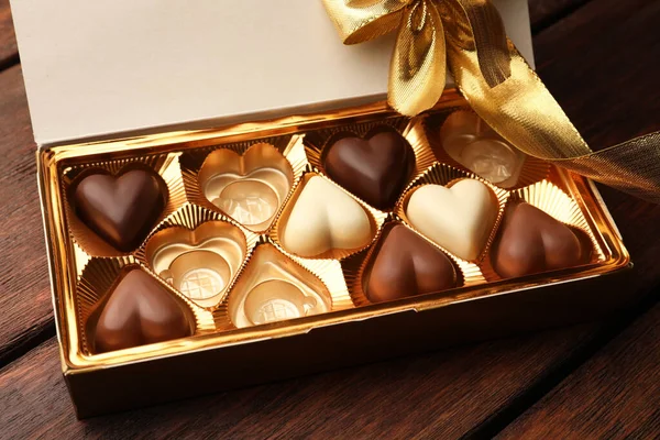 Caixa Parcialmente Vazia Doces Chocolate Mesa Madeira — Fotografia de Stock
