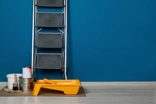 Металлическая Складная Лестница Инструменты Покраски Возле Голубой Стены Помещении Место — стоковое фото