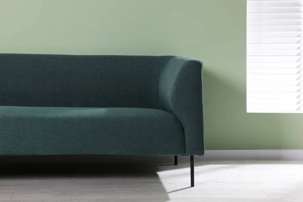 室内浅绿色墙边舒适的沙发 — 图库照片