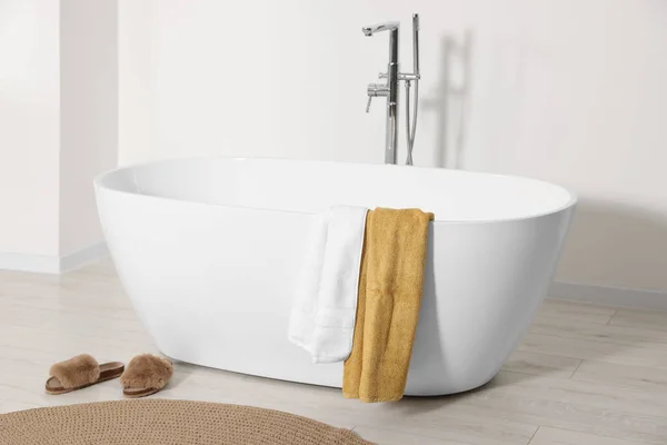Elegante Baño Interior Con Bañera Cerámica Toallas Rizo —  Fotos de Stock
