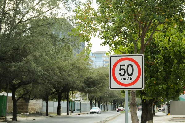 Post Znakiem Drogowym Maksymalna Prędkość Ulicy Miasta — Zdjęcie stockowe