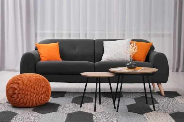 Sofá Confortável Pufe Mesa Café Quarto Elegante Design Interiores — Fotografia de Stock