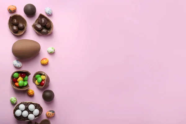 Gustose Uova Cioccolato Caramelle Sfondo Rosa Posa Piatta Spazio Testo — Foto Stock
