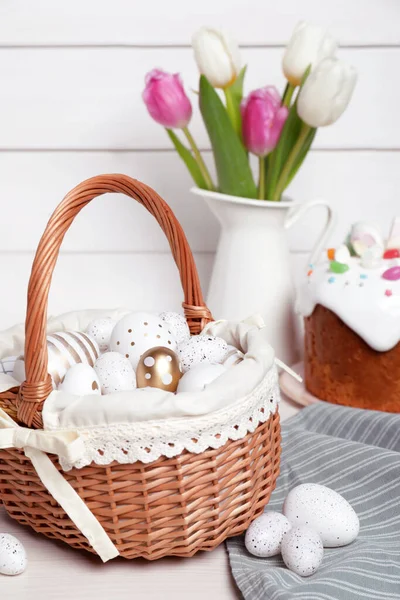 Kutlama Sepeti Süslü Yumurtalar Güzel Laleler Beyaz Ahşap Masada Geleneksel — Stok fotoğraf