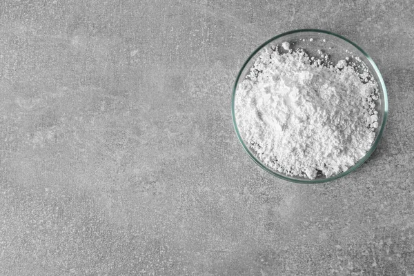 Petri Edény Kalcium Karbonát Porral Világosszürke Asztalon Felülnézetből Szöveg Helye — Stock Fotó