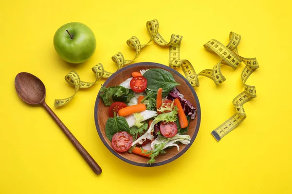 黄色の背景にテープ 野菜サラダ リンゴを測定し フラットレイアウト 減量の概念 — ストック写真