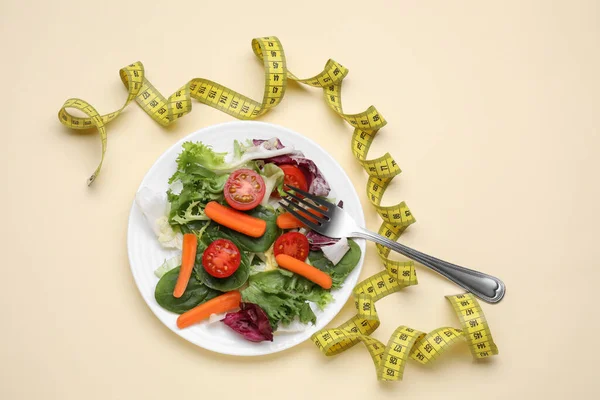Fita Métrica Salada Legumes Garfo Fundo Bege Deitado Plano Conceito — Fotografia de Stock